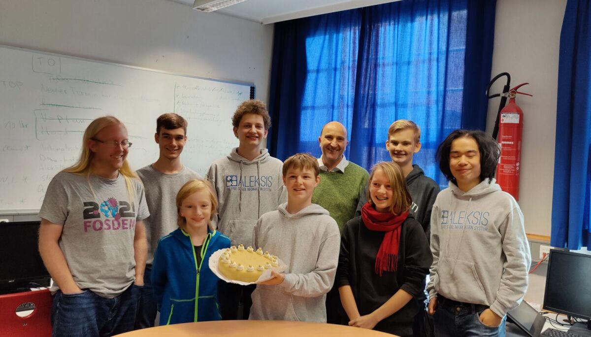 Group of people with Lübecker Marzipan cake